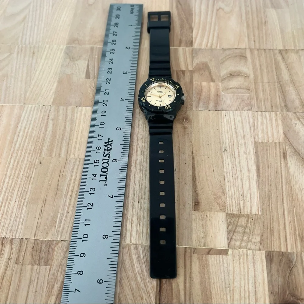 Casio ladies black and gold tone sporty watch NEW BATTERY